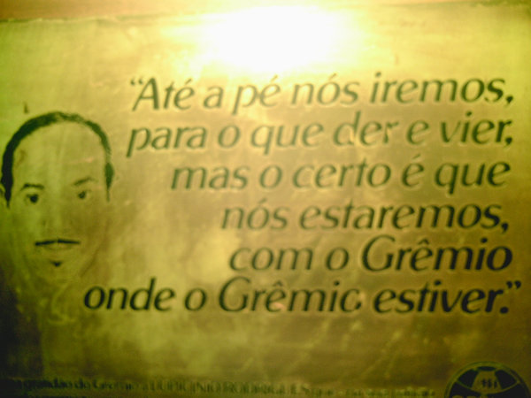 Esta placa de metal está no Memorial do Grêmio e homenageia o compositor do hino, o saudoso Lupi. "Até a pé nós iremos, para o que der e vier, mas o certo é que nós estaremos, com o Grêmio onde o Grêmio estiver".