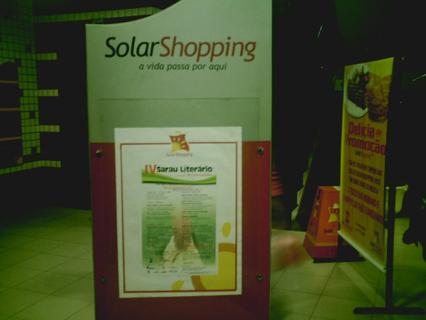 Cartaz na entrada do Solar Shopping