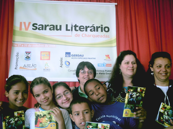 Alunos apresentando seu livro, junto com patronesse do Sarau Rosilane e professora Alda