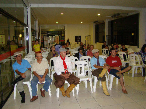 De camisa branca e lenço vermelho, fez show de abertura do V Sarau acompanhado de músicos da ASMUCC: Sonho de Carreteiro - CD patrocinado pelo Fundo Municipal de Cultura.
