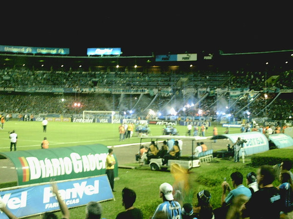 Aspecto do campo. Ao fundo, Geral do Grêmio, anel inferior.