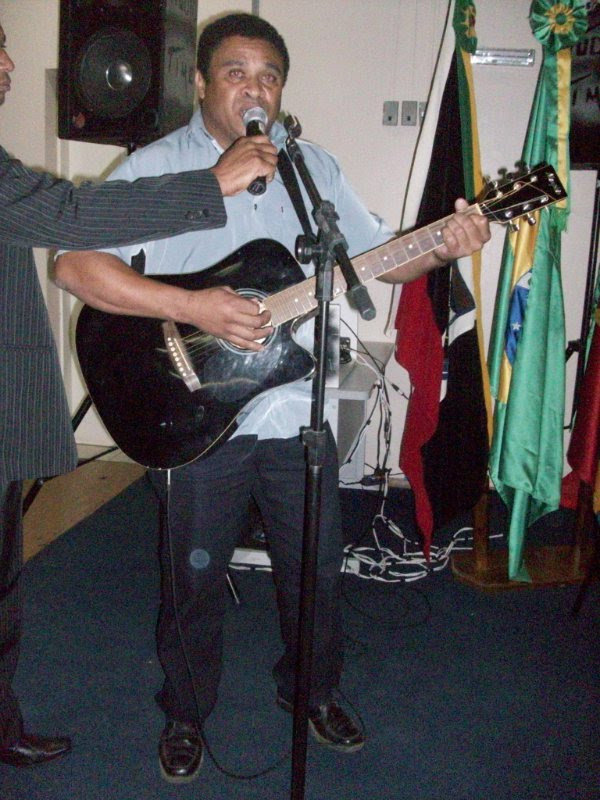 Paulo Rebelo cantando "Pó de Carvão"
